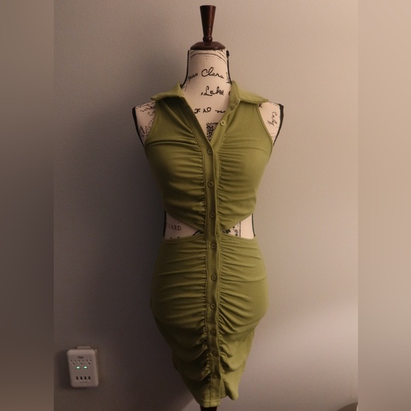 Cute green button dress! Very flattering. - Picture 1 of 4